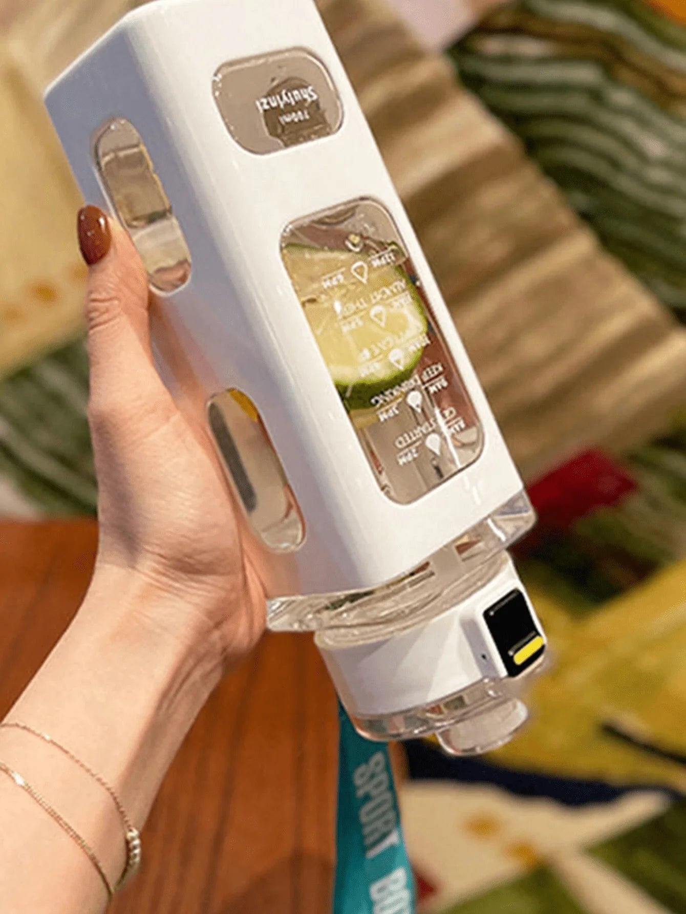 1 piece white 700ml sports water bottle, portable sippy cup